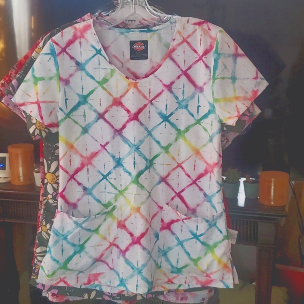Printed 2 pocket Scrubs Tops